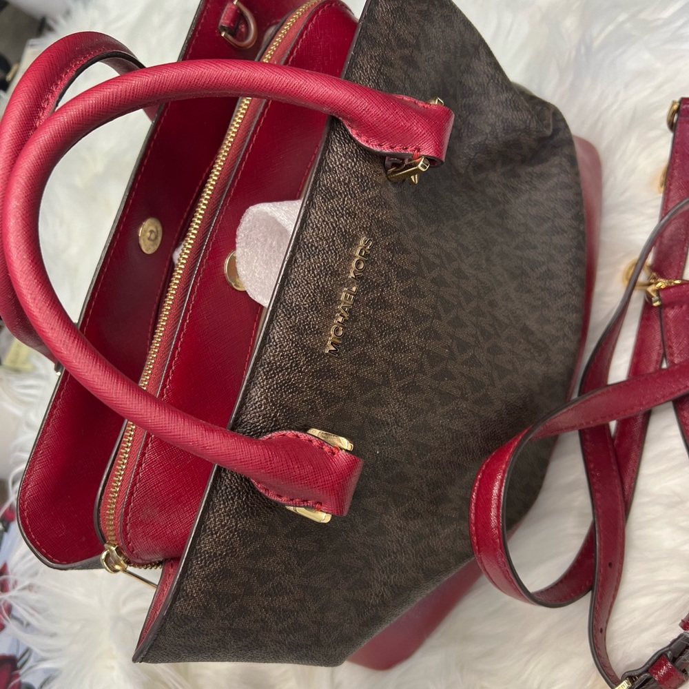 Authentic Micheal Kors crossbody/ handbag purse!